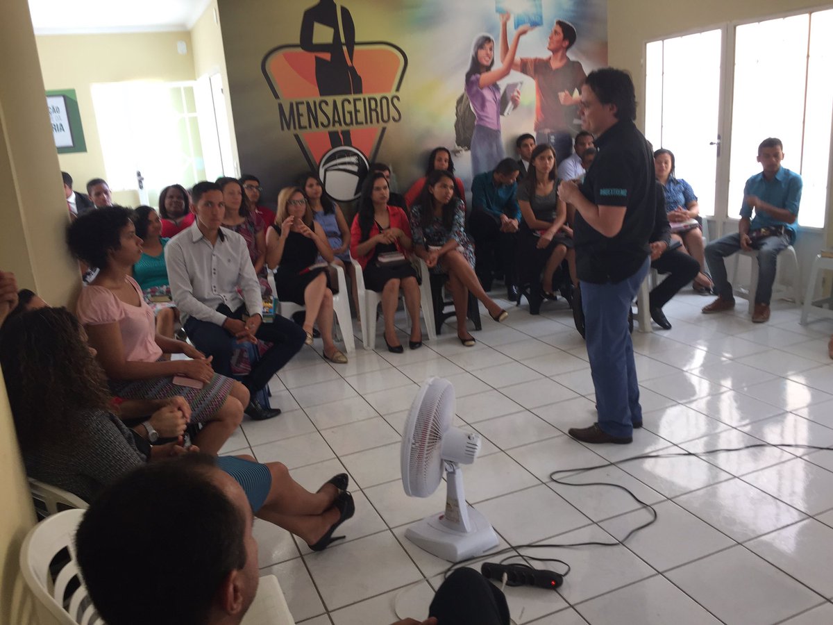fabiosantanacs's tweet photo. Pr @MHelearte fala nesta manhã de sábado aos Colportores Estudantes da Apec em Petrolina,PE. https://t.co/338vaydyxm