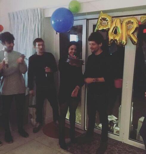 CentralLarry's tweet photo. SÓ FOCA NOS BALÕES , OTP EM TODO O LUGAR ~Meri 

HAPPY BDAY LOUIS #HappyBirthdayLouisTomlinson https://t.co/zdtTf818f9