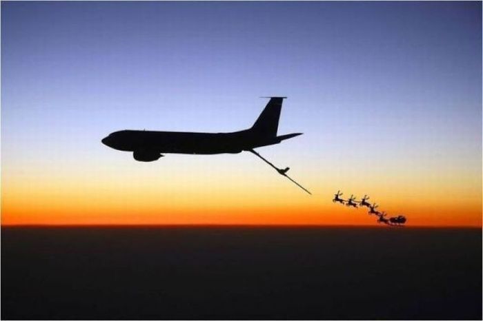 wwiicomix's tweet photo. Ever wonder if Santa needs a mid-air refueling from @USAirForce or @USNavy when he makes his appointed rounds for Christmas? https://t.co/l3uTg6Z4wc