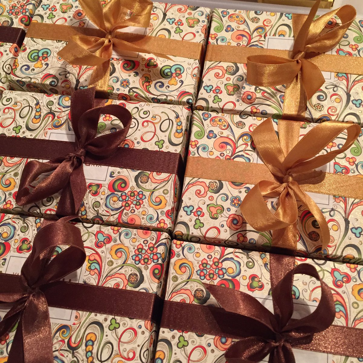 Vanderburghchoc's tweet photo. Snel weer luxe boxjes bij maken. Ze gaan hardπ
#luxechocolade #chocoladebox #chocola #Delft #kerst #cadeautje https://t.co/LKu8nB6FTl https://t.co/MBZDp3jkYA