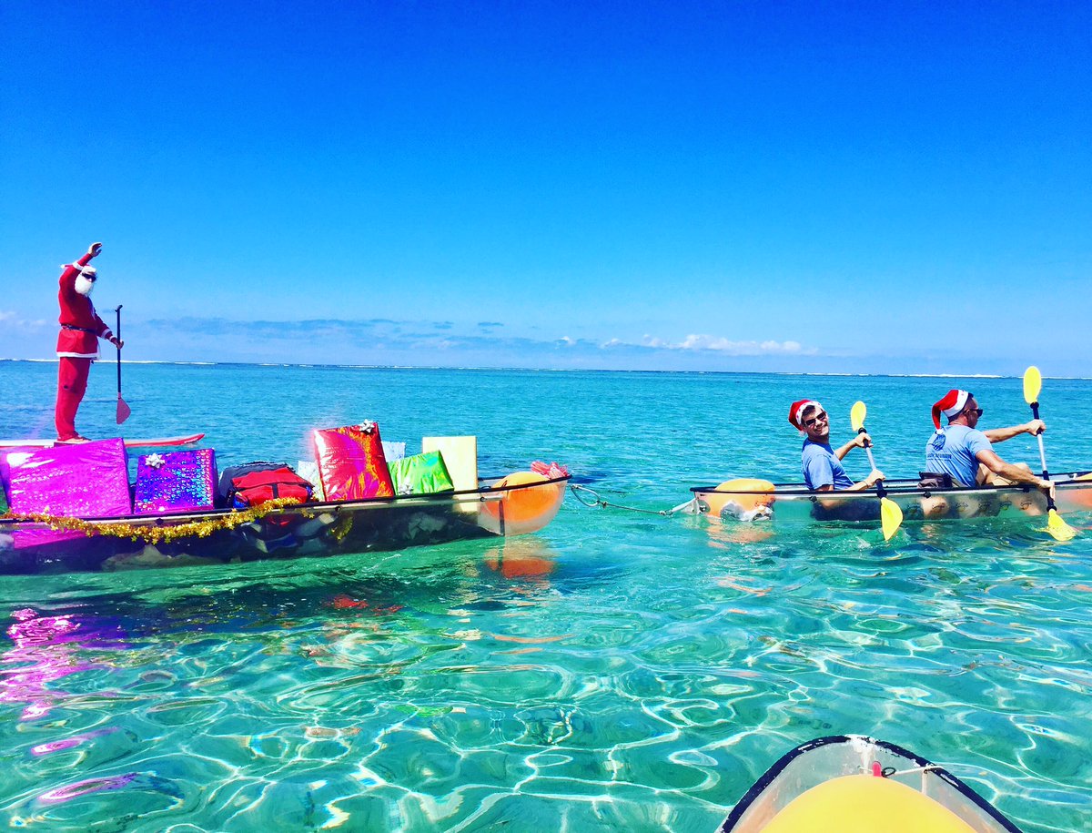 LagonReunion's tweet photo. Superbe traversée du lagon par le Père Noël de @LagonReunion ! Plein de cadeaux et plein de sourires ! Merci ! Joyeux Noël zot tout' ! #974 https://t.co/6loaDrWPGV