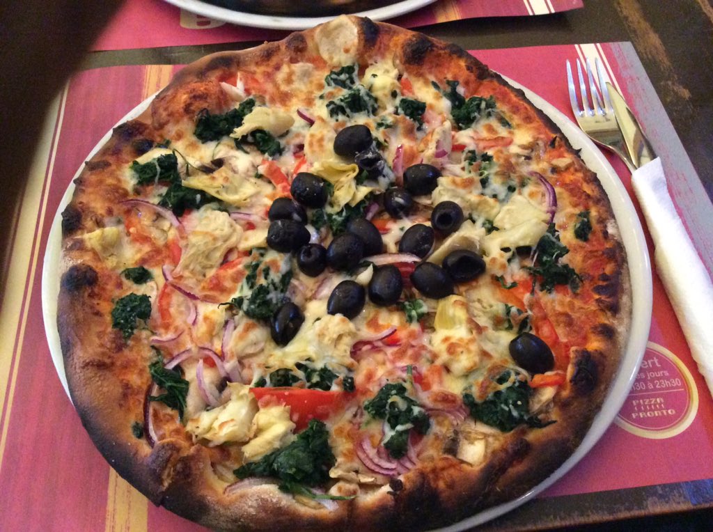 TMAndrewD's tweet photo. If you're in #Brussels and love Pizza, then head to Pizza Pronto, Rue du Marché aux Poulets, for a wood-fired beauty like this. #Bruxelles https://t.co/ZRTpTmFqEg
