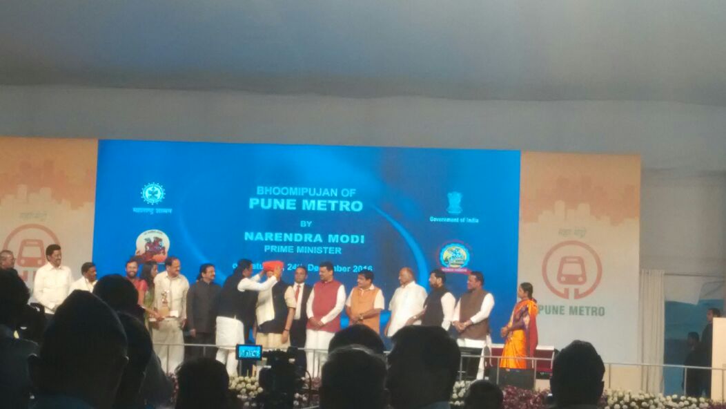Hon. PM <a href="/PMOIndia/">PMO India</a> recieves a warm &amp; traditional Puneri welcome from <a href="/punemayoroffice/">Office of Pune Mayor</a> with Puneri padgi.
#pune #pmc #punemetro #SmartCity