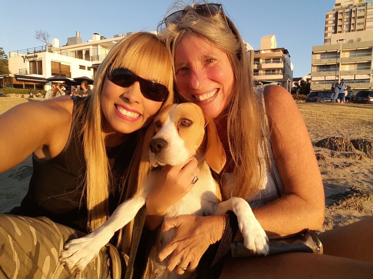 Sexologacaro's tweet photo. Con mi amiga Sandra y Lolaaaa!!! #enPunta https://t.co/BeN6c4PJ2M