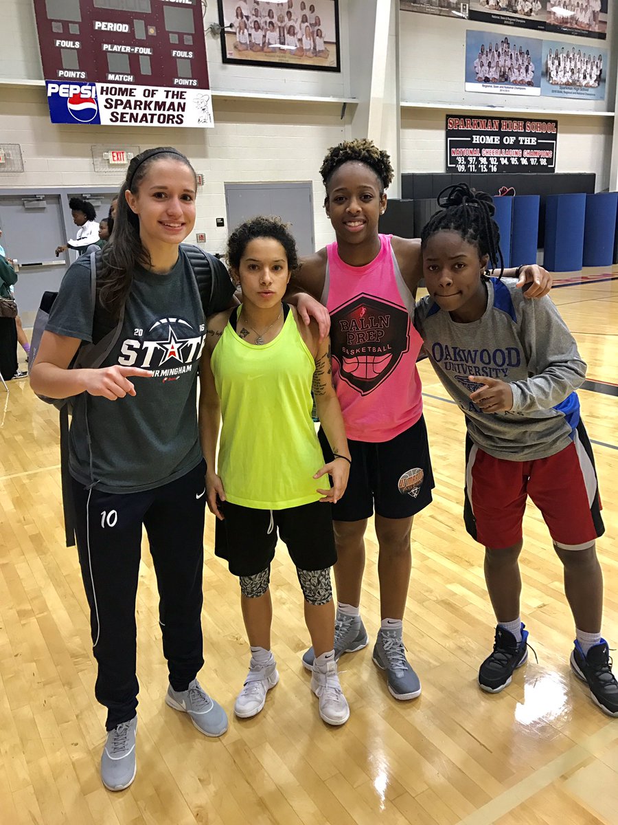 2kbullardd's tweet photo. Hustlas all around me. And you kno we all bout a bucket!! #ChristmasEve #QuarterSix ๐๐ญ @AlizeNicole3 @Not_JustAGame @caitlinhose4 https://t.co/sP3eu8UHx3