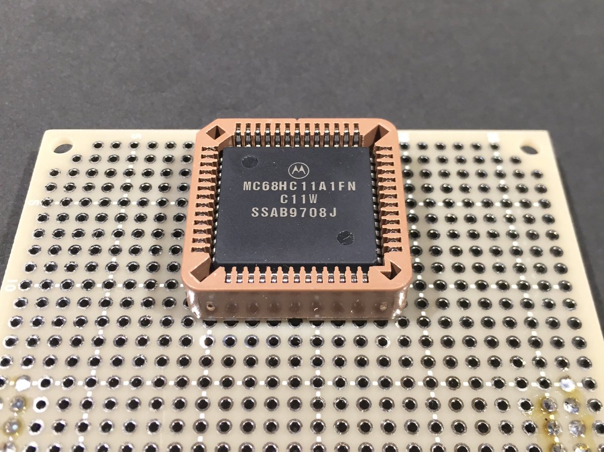 yuiba2's tweet photo. さて、つぎは少し時代は下がって、MC68HC11 68系のワンチップマイコン。 97年8週製 #oldcpu https://t.co/638CcZF7s8