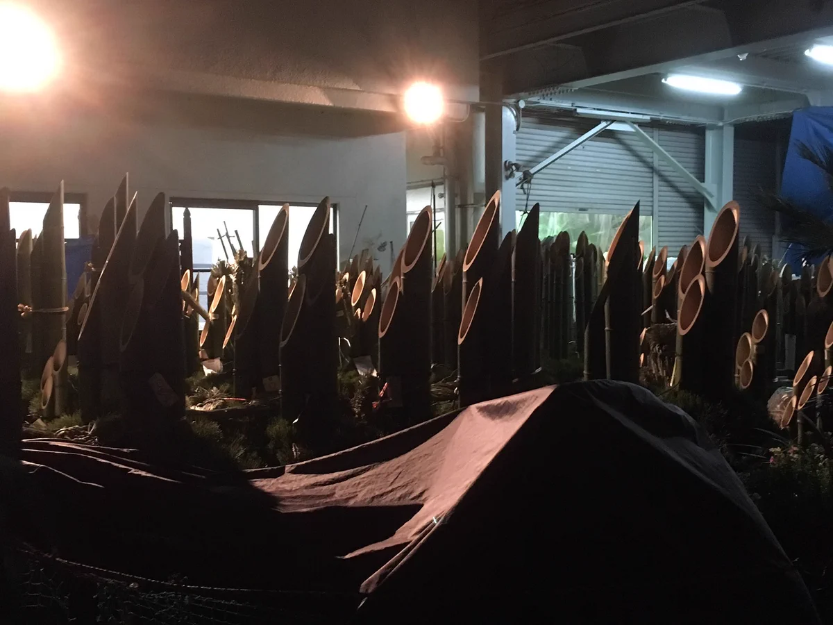 最終兵器かなｗ出荷を待つ門松の山が武器みたいでちょっとワクワクするｗｗｗ