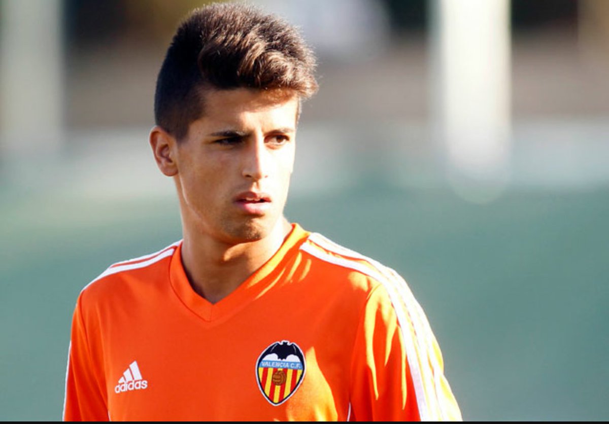 FutSpacePod's tweet photo. El Barcelona llega a un acuerdo con el Valencia para fichar a João Cancelo en Junio de 2017. https://t.co/TX1Gg6hWWI