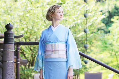 Jt新cmの外国人女優の正体がヤバい 金髪ボブの女性の名前を調べた 大人になってもテレビっ子