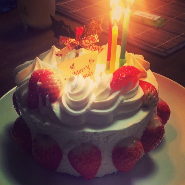 svavaola's tweet photo. Christmas in Japan 🇯🇵🎄🍣🎉 Awesome... like their traditional christmas cake 🍰 https://t.co/9Sg6nbzZtH