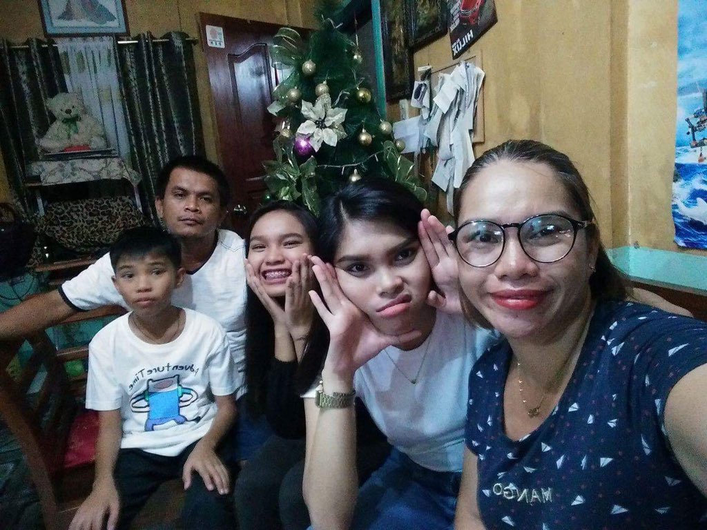 mformarj's tweet photo. Merry Christmas !! #completefam 🎄☺️🎉👨👩👧👦 https://t.co/XcwTAzUqdU