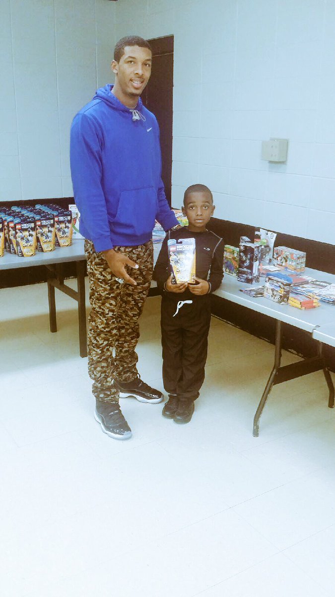 Thompson_Kt5's tweet photo. Love Giving Back too the Kids .. 🙏🏽#HappyHolidays https://t.co/uDnItJw6Y2