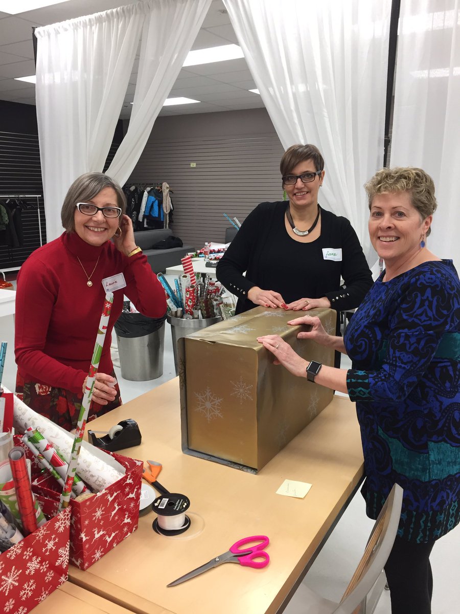 EPSFoundation's tweet photo. Last chance to get your gifts🎁 wrapped @kingswaymall, open until 5pm today! 100% of the proceeds go to #fulldayk in #YEG! 🎅🏻🎄 https://t.co/CBwQjqbMtX