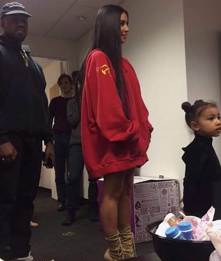 poliana__'s tweet photo. Kim Kardashian comunista está passando pela timeline. https://t.co/D41Kz9Zx3D
