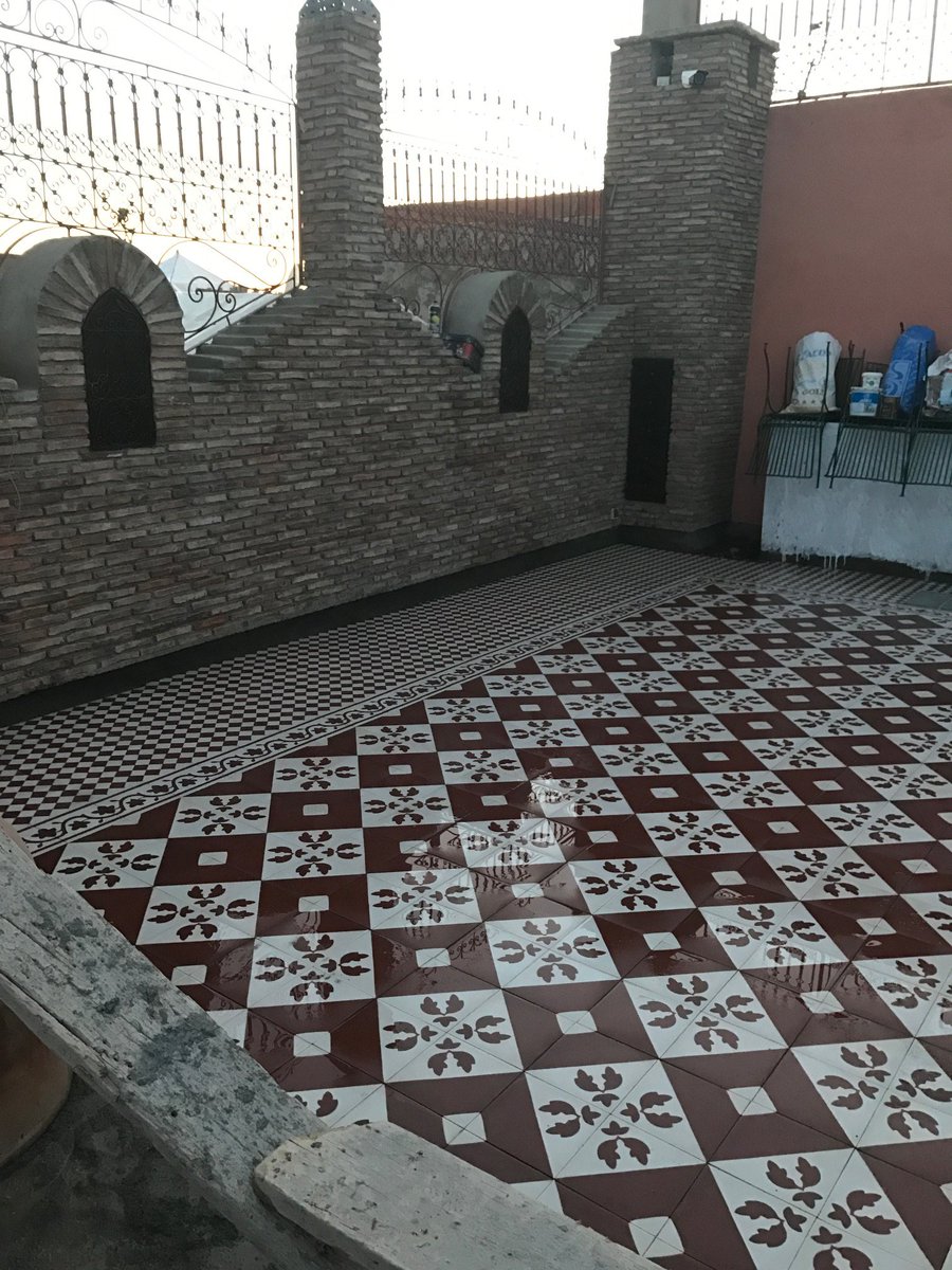 RiadAndalla's tweet photo. Début de la pose du zellige sur la terrasse du #Riadandalla #Marrakech https://t.co/9LaGI7L5Kw