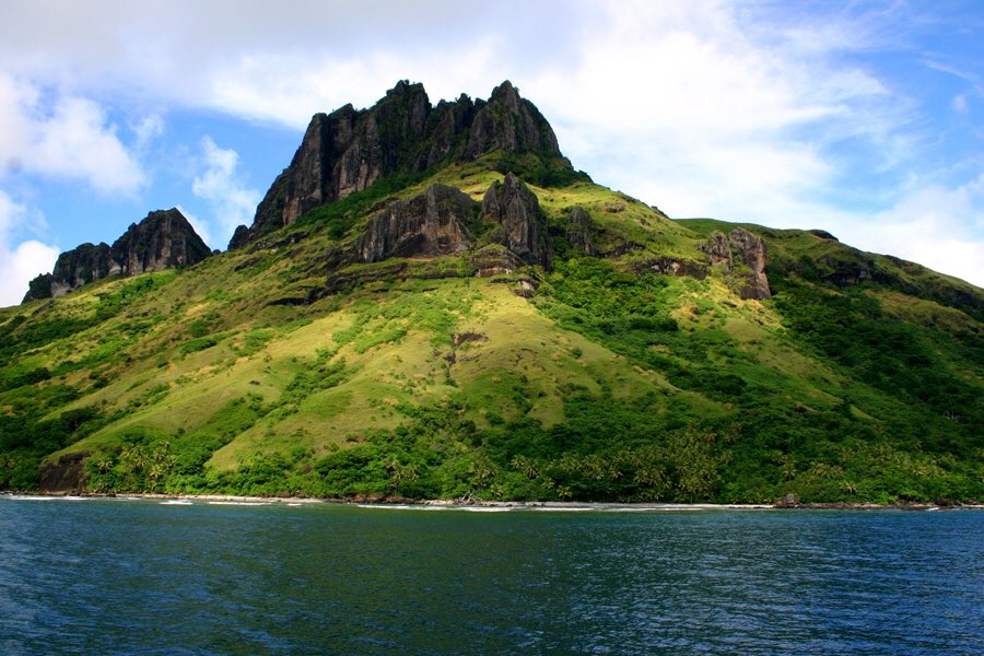 جُزر فيجي تقع في المحيط الهادي ويتجاوز عددها ٥٠٠ جزيره مابين جزر صغيره وجزر كبيره مأهوله بالسكان تشكلت أغلبها من خلال النشاط البركاني ..