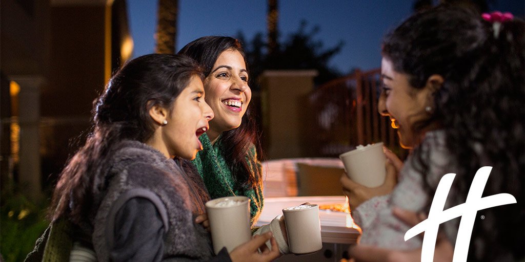 HolidayInn's tweet photo. May your holiday season be full of laughter with loved ones. #JoyofTravel https://t.co/reRjzg3hOl