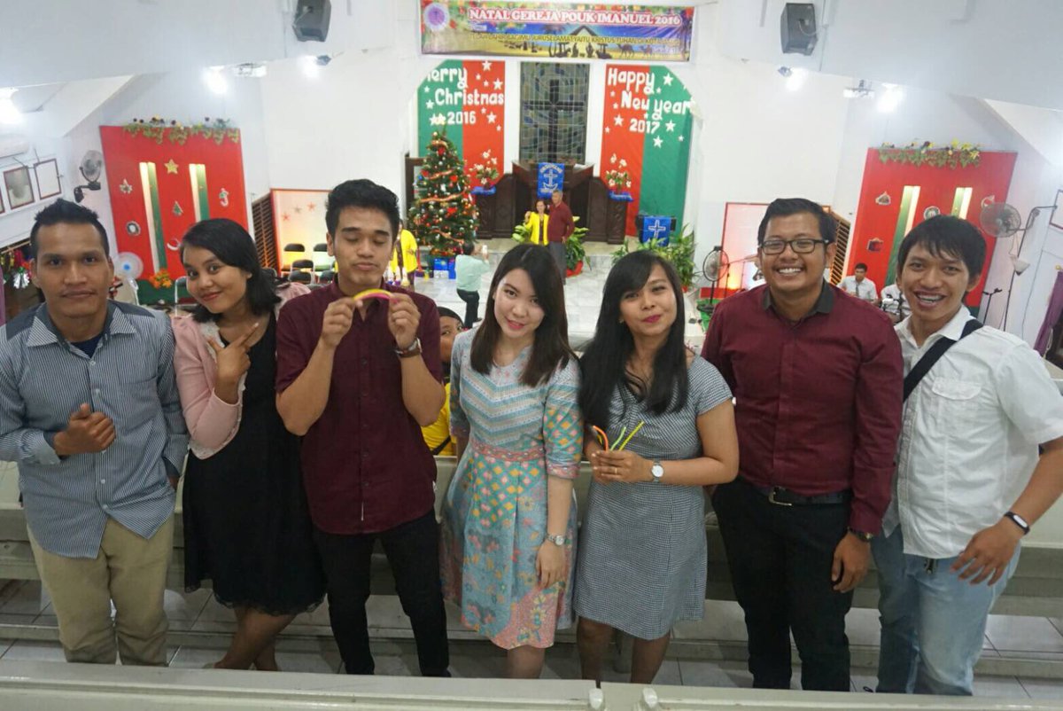 khosasii's tweet photo. Bahagia bisa merayakan natal bersama tmn2 SMA 🙂 https://t.co/j0gL29vHef