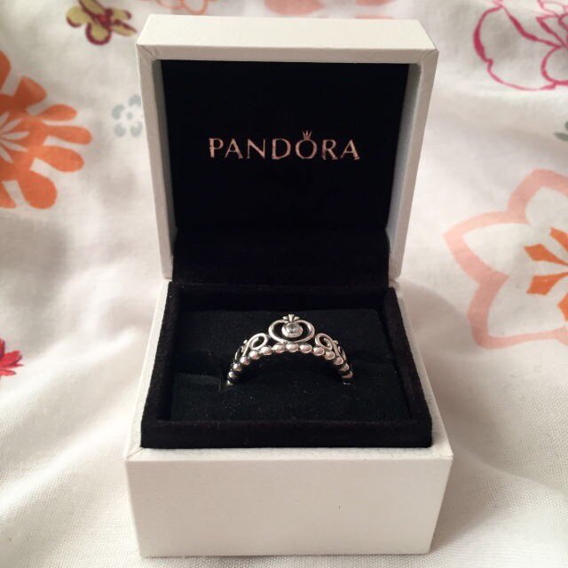 Slips into @OfGoldenVirtue's form and leaves these at the foot of her bed. "Merry Christmas, little lion."