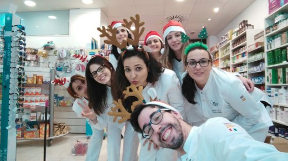 albalafarmacia's tweet photo. No hemos podido evitar contener la emoción de estas fechas y hacer un gran vídeo navideño. ¡FELIZ NAVIDAD!🎄❄️⛄️🎁 https://t.co/VAiXdKe8oL https://t.co/1ghMRYY11E