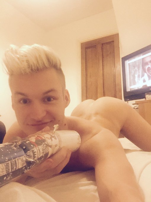 Who would like to pull my Xmas cracker ??? https://t.co/plGqPraaPa