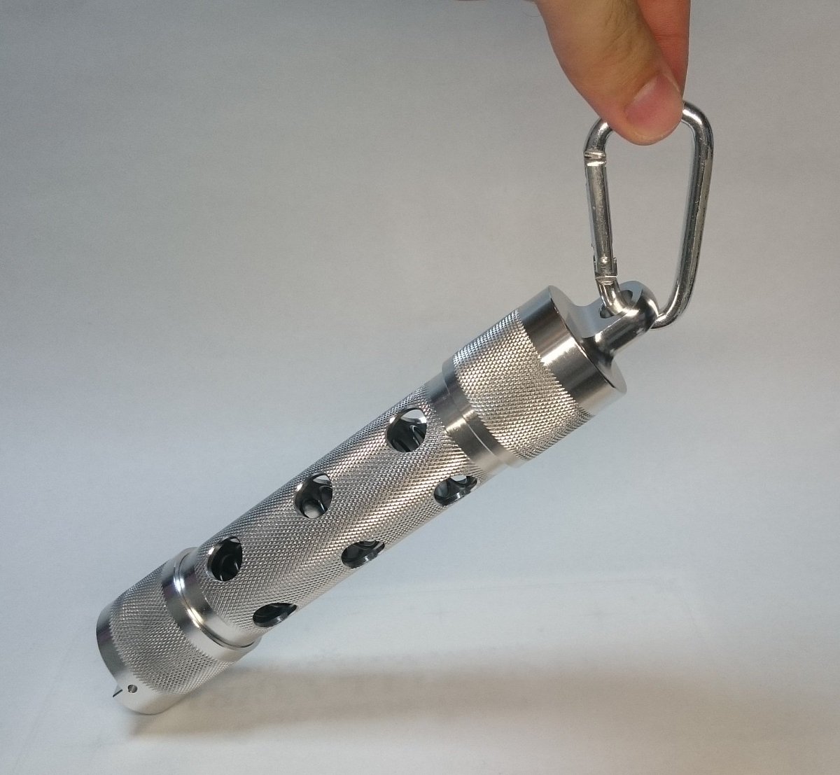 C91告知 3日目西ほ-35a】 星屑ドリルにて500円用アルミ製コインシリンダーを頒布します。前作から容量をアップし500円を65枚収納可能、カラビナ穴追加等の改良を行いました。価格は4000円から  詳細は下記HPにて https://t.co/Lbp54raPLH