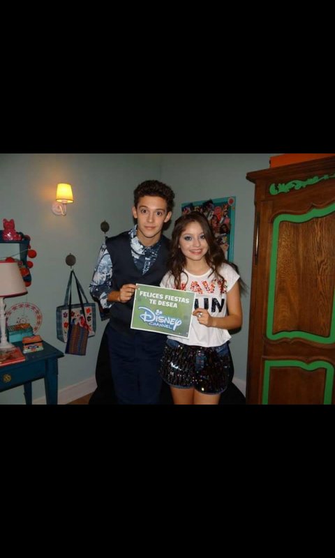 karolhonduras's tweet image. Ay que lindo ruggarol y michaentina😍