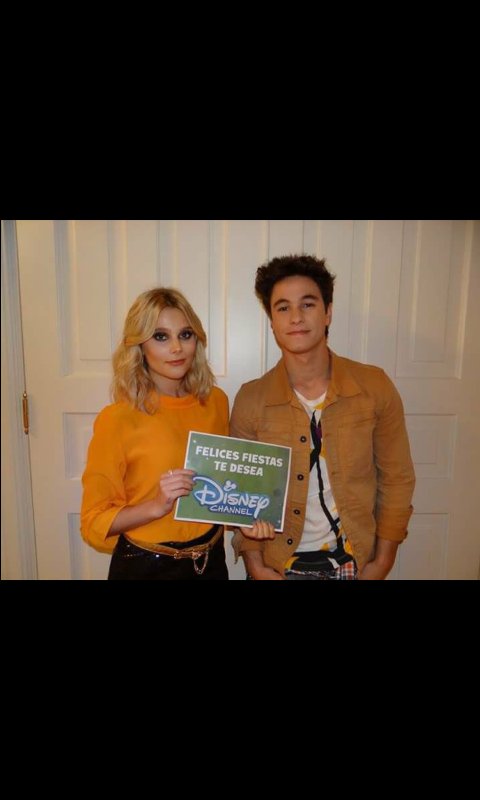 karolhonduras's tweet image. Ay que lindo ruggarol y michaentina😍