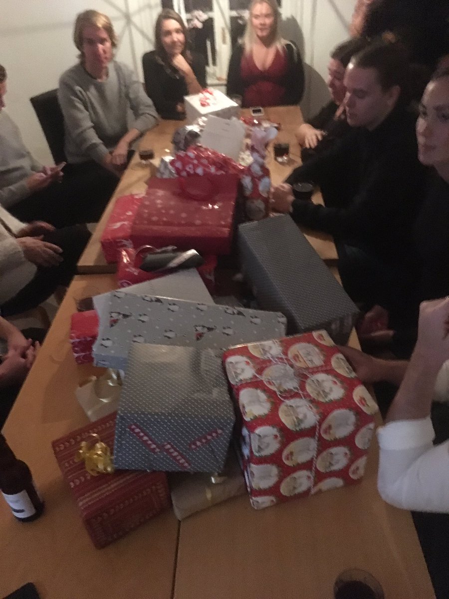 AndersMarkstrm's tweet photo. Nu startar julklappsspelet #krig #allatillmig @timmarkstrom @MerchantCharles @markstrm @idamarkstrom_ https://t.co/PyWLNYy0Sl