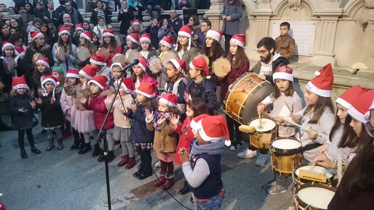 A xuventude da <a href="/acmalante/">A.C. Malante</a> dándolle a benvida a #PapaNoel a #Malpica con panxoliñas 😄