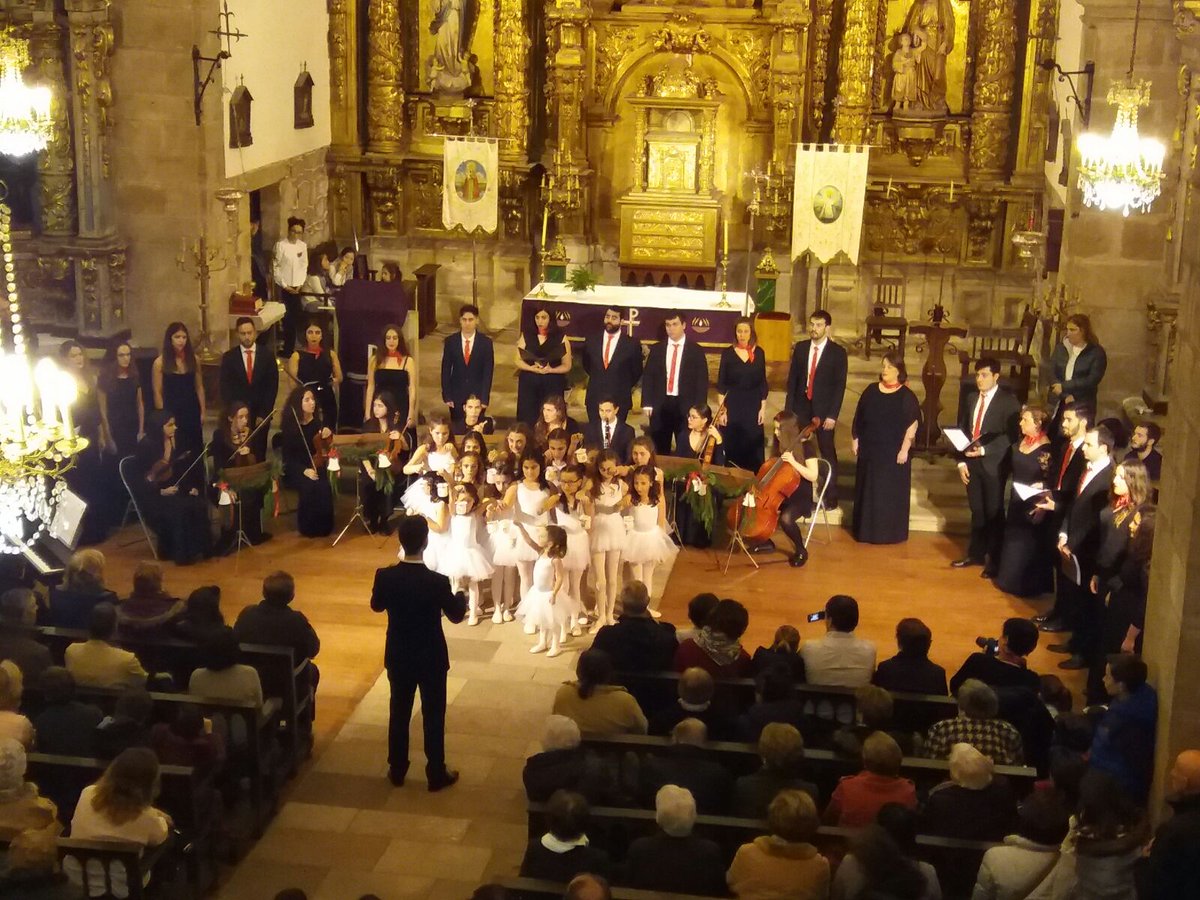 CoroHalane's tweet photo. Orgullosos y felices tras el concierto de ayer en casa. Gracias a todos los que nos acompañaron. ¡Feliz navidad! #CoroHALANE #NAVIDAD https://t.co/4jtVhaLpP0