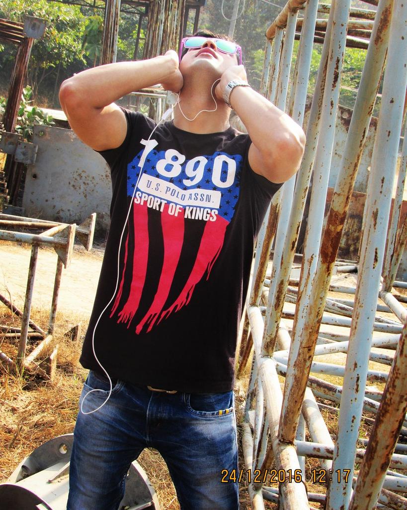actorummerkhan's tweet photo. #ListeningMusic #Enjoying #FeelAwsome #Onshooting https://t.co/FJJdBOgo8F