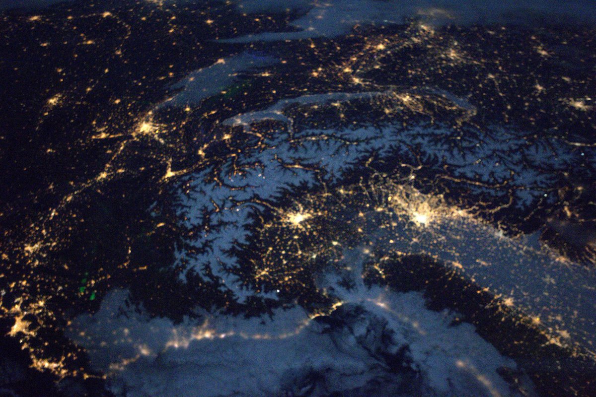 Spectacle nocturne: la lumière de la lune se reflète sur la neige et vient danser avec l’éclat des villes… Ici Turin, Milan et… Lyon ;) 🌘❄️🌆