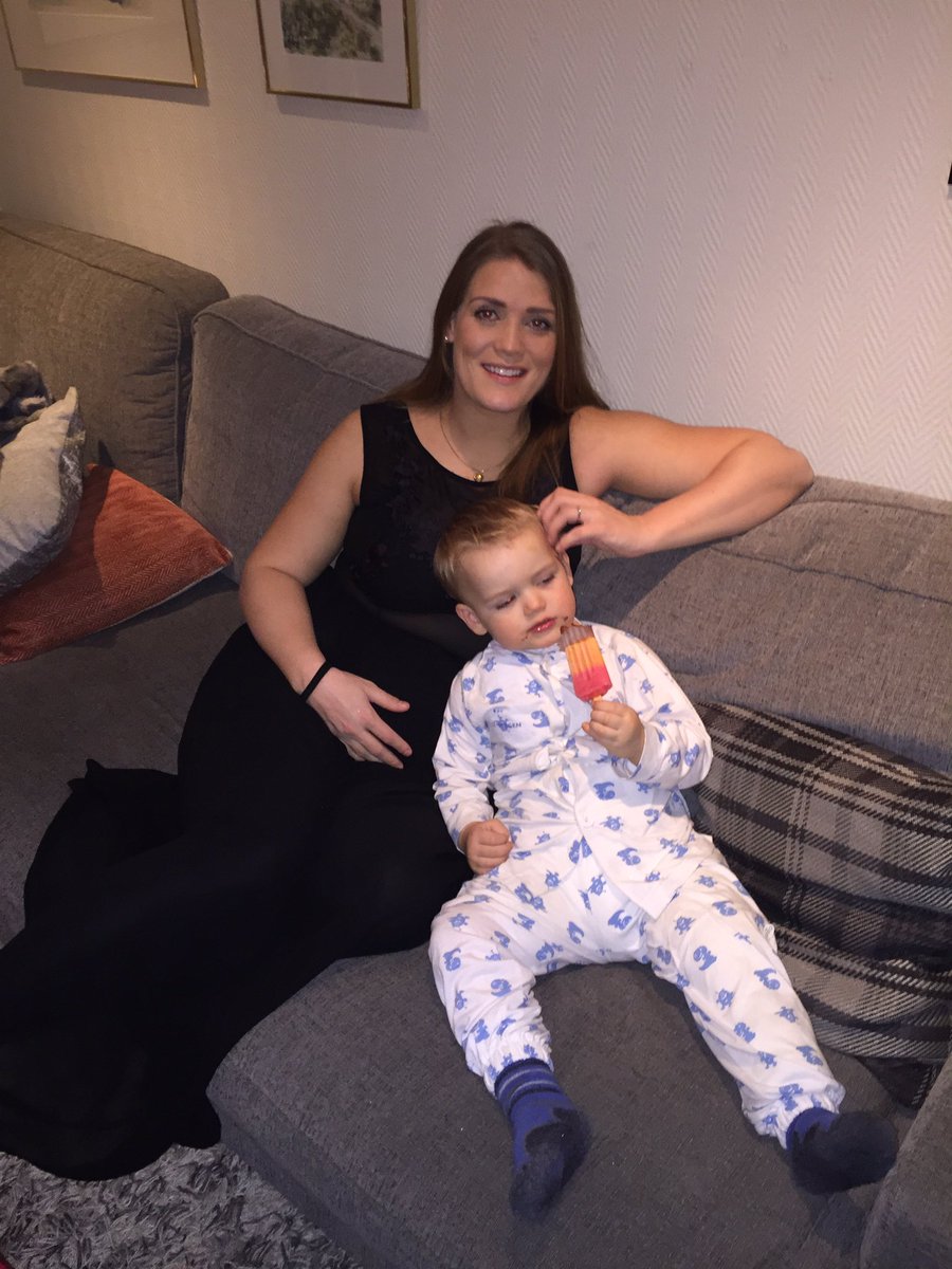 Mor og sønn (2år) hjemme fra sykehusperm for å feire jul. Emil fikk servert diagnosen beinkreft til jul. Noe han SKAL overvinne i 2017.