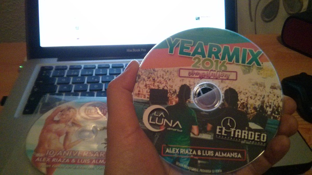 Ya está aquí nuestro regalo de Navidad!! #yearmix #alexriaza #luisalmansa #almansa #music <a href="/LaLunaHotSummer/">La Luna Hot Summer</a> <a href="/Tardeo_Almansa/">TardeoAlmansa</a> #flipacolega