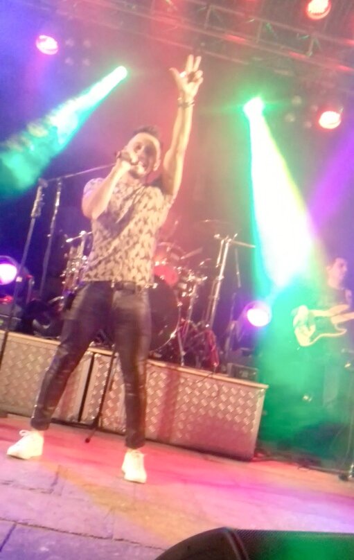 Rosiiii's tweet photo. Que hermoso fue verte y escucharte anoche, después de tanto tiempo. #Solo3Palabras #YoTeAmoo @NelsonAguirreOK 😘😘 https://t.co/o4mJbJ8pgP