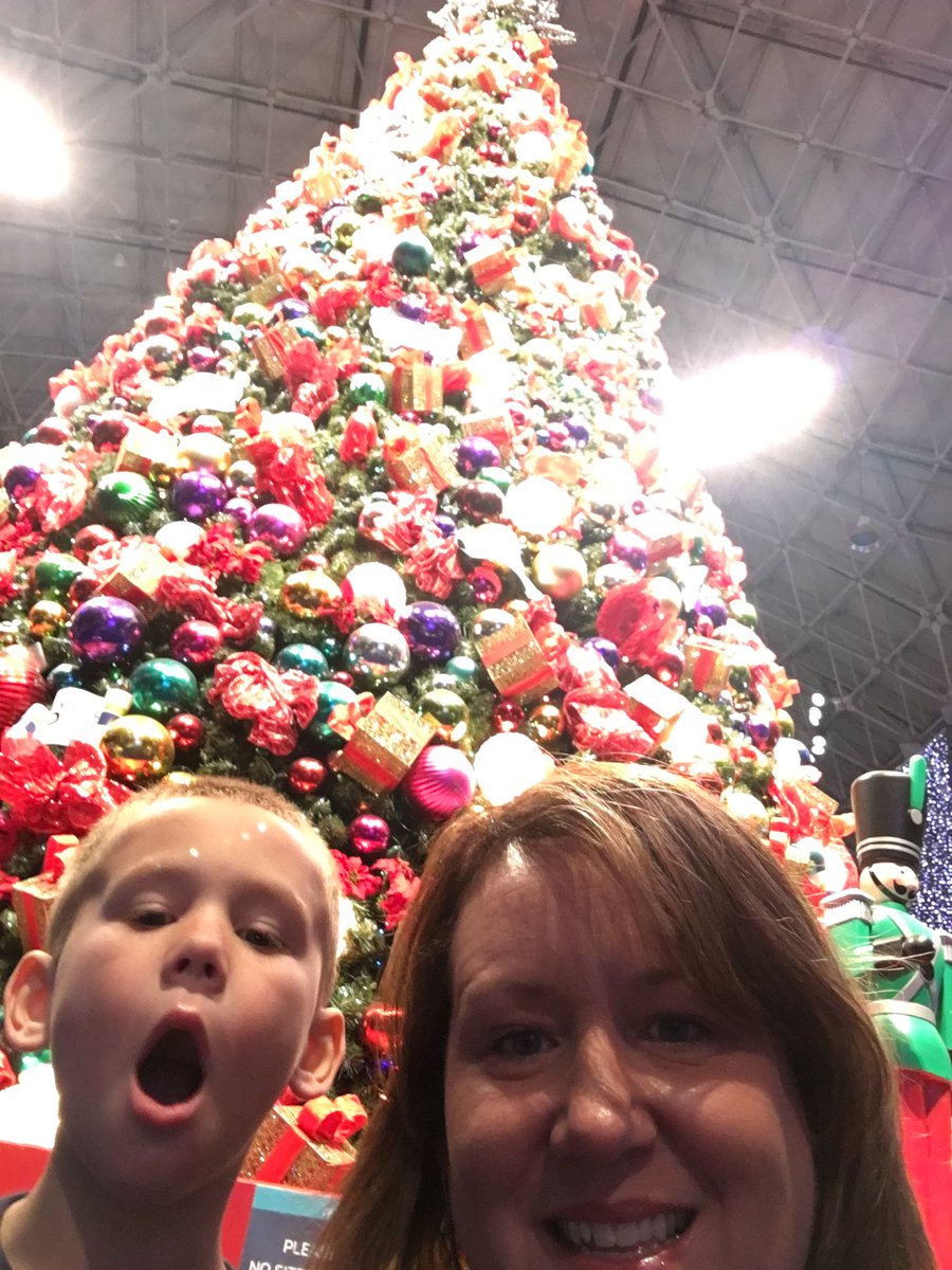 clark3699's tweet photo. #navypier Brady and Mom having fun! https://t.co/wkIMWbYsMt