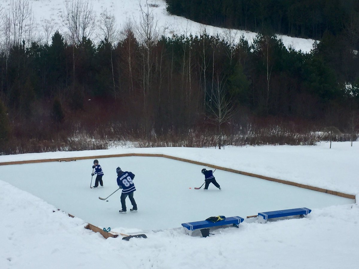 JLCwhat's tweet photo. Merry Christmas! Nothing better than skating in the backyard on Christmas Eve in our leafs gear! All the best! @MapleLeafs @TMLTalk https://t.co/SVL14ojBSs
