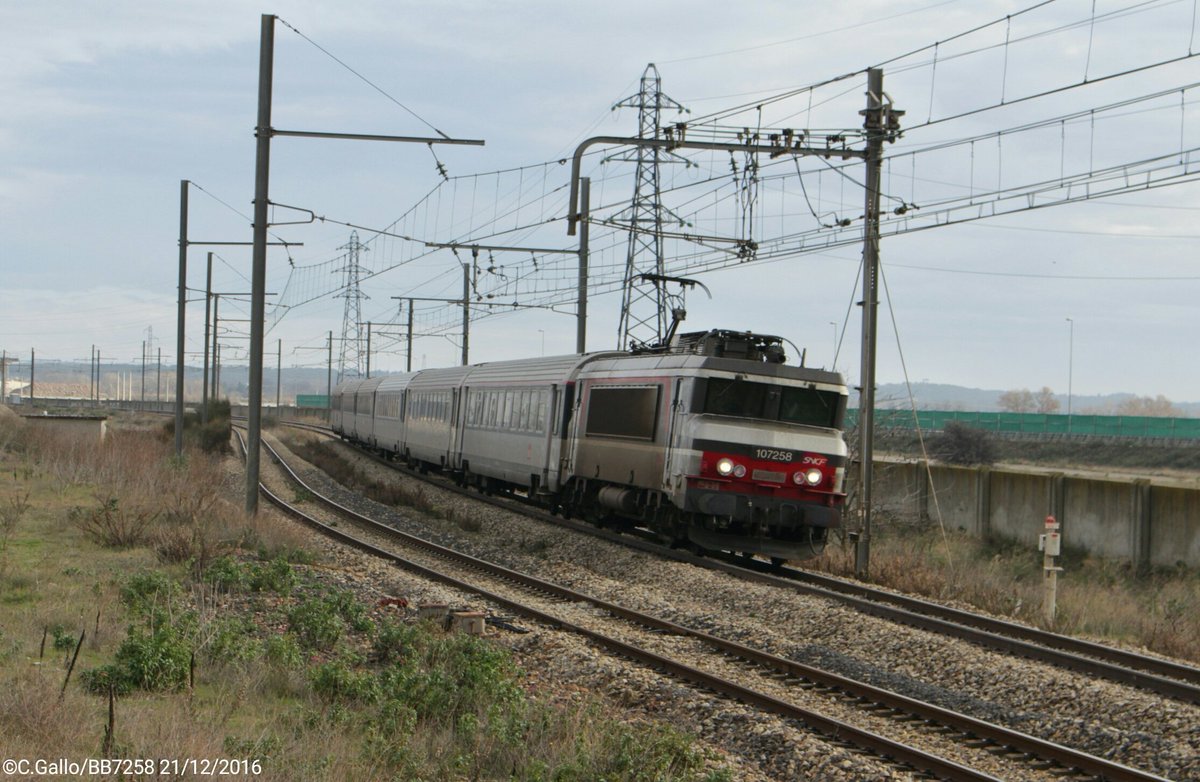 fanta931's tweet photo. BB7258 multiservice passant à côté du triage de Miramas avec un intercité pour Bordeaux le 21/12/2016 #sncf #intercite #photosncf #bb7258 https://t.co/X3wTc70YTh
