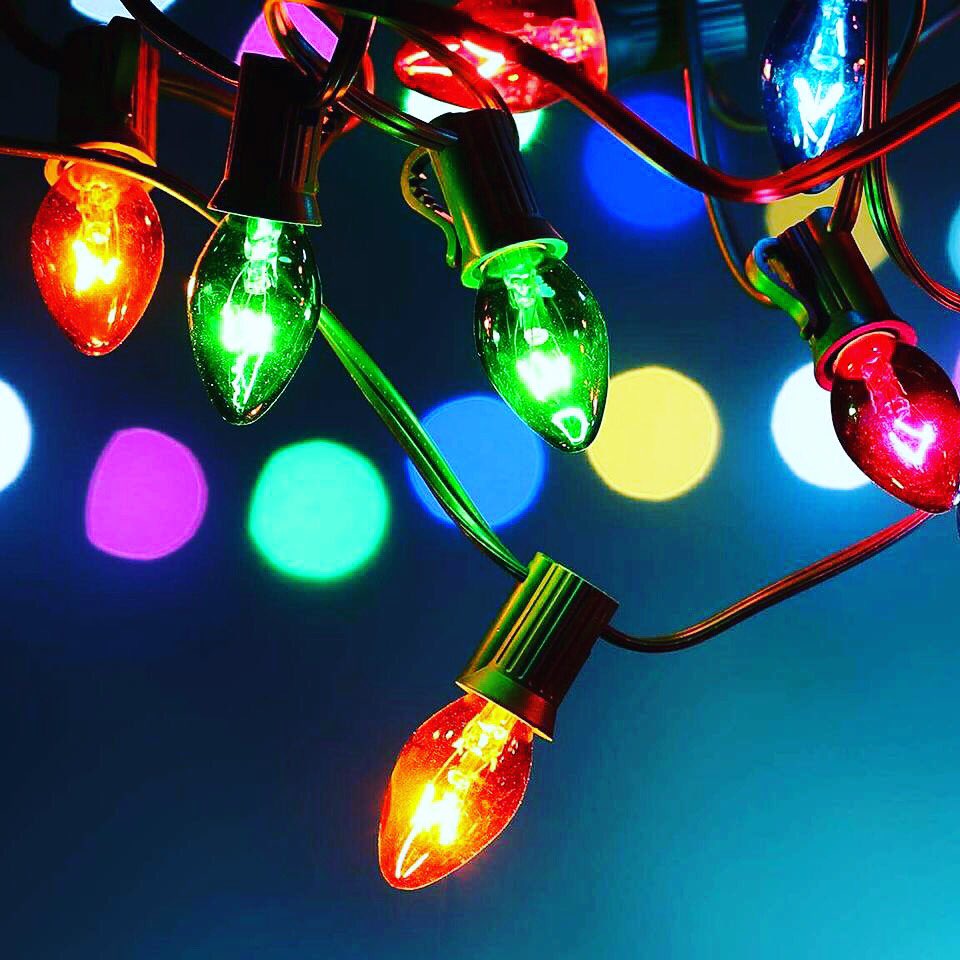 dabbleaustin's tweet photo. Happy Holidays! May it be filled with love, peace, flip flops, tacos &amp; happiness! 💙#happyholidays #lights✨ #atx #atxlife https://t.co/kKqav7ERoR