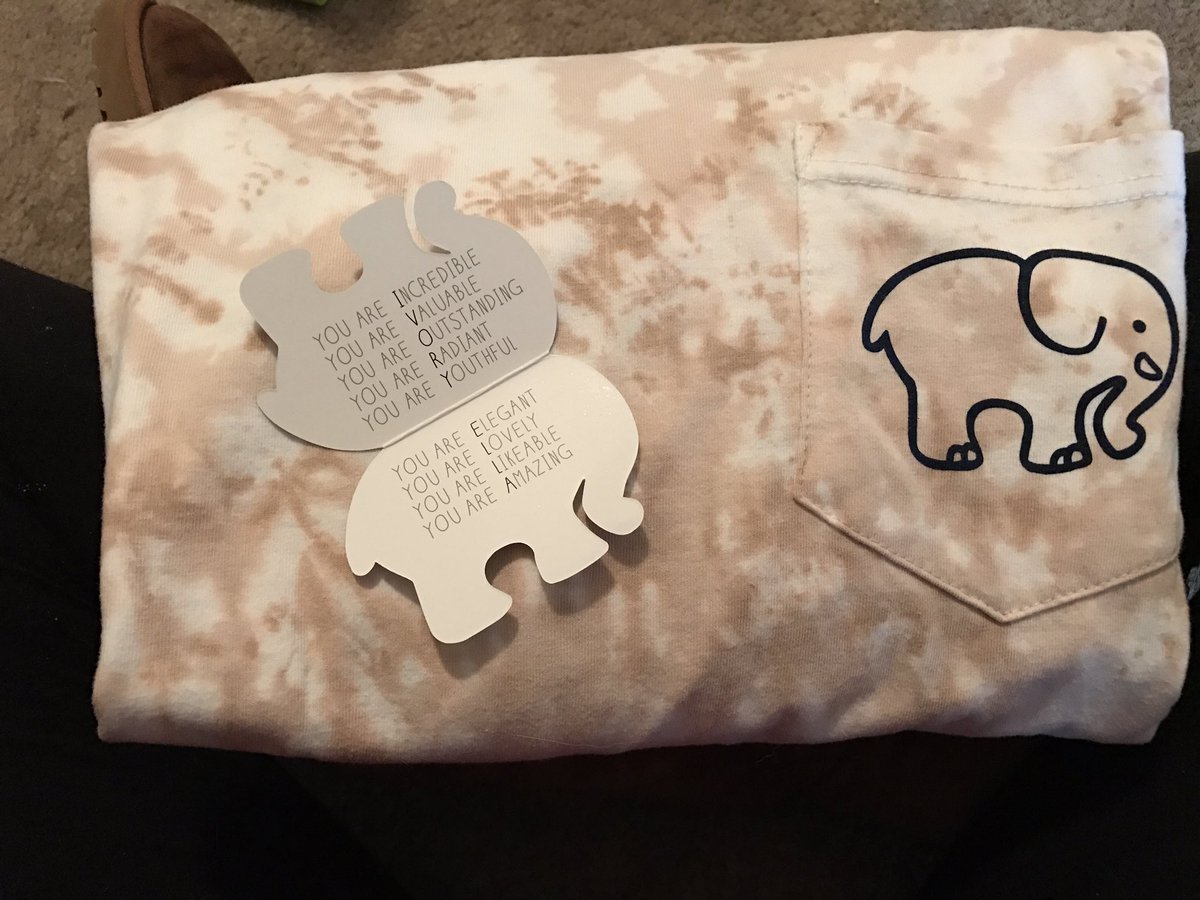 Shylatte's tweet photo. Merry Christmas Eve! 💕🐘 @shopivoryella https://t.co/fPMaKUOHPI