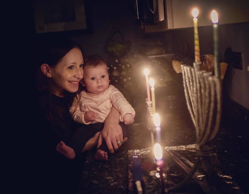 srosenbergphoto's tweet photo. Night 1 #babyanna #firsthanukkah #hanukkah https://t.co/VwpK0pvhI8 https://t.co/KgzZGpQhRD