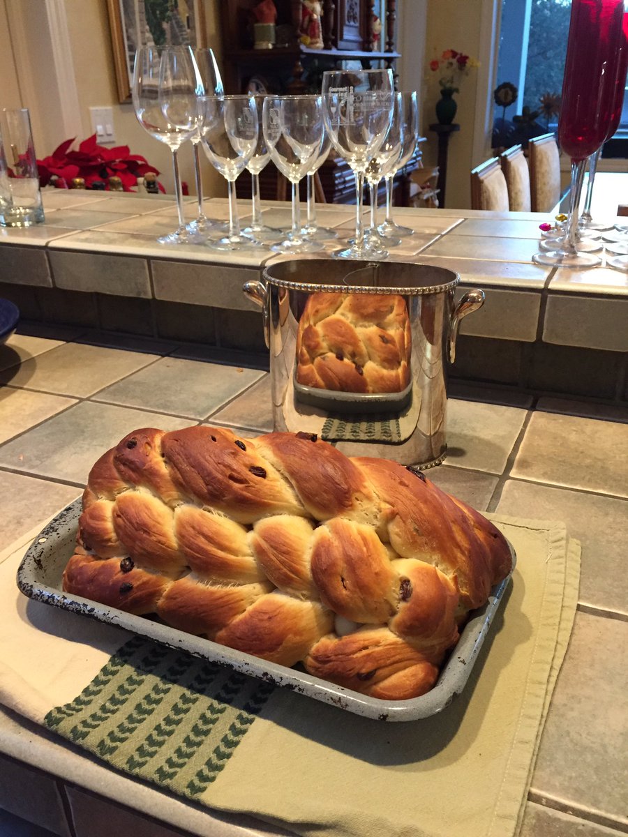 ilbnr's tweet image. Awaiting the icing :) #vonichka #Christmasbread #tradition #SantaCruz #familytime