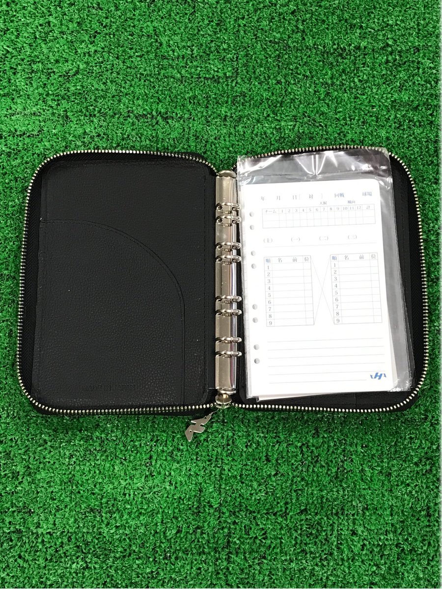 プロ野球のベンチでコーチが持っている手帳の正体は……なんと手帳型の