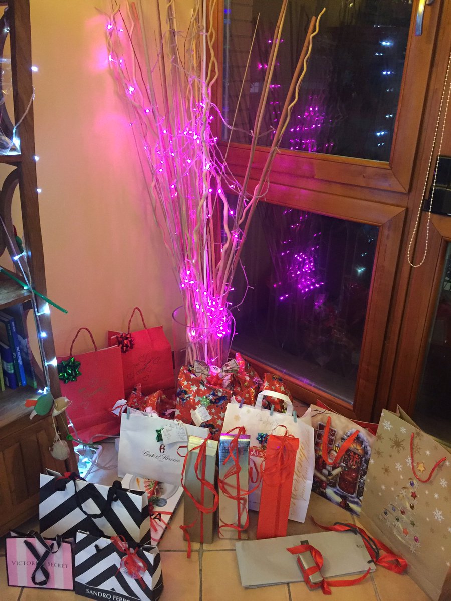 RSaluzzi's tweet image. #presentsunderthetree 
💖🎄 #vigiliadinatale #piubellacosa💕💕💕💕