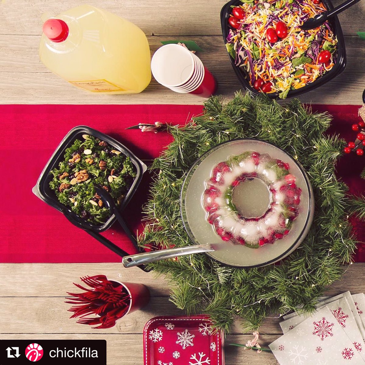 CFAAndSC's tweet image. Spice up your Christmas spread with Chick-fil-A Lemonade and a cranberry mint ice ring! #MerryChristmas 
one.chick-fil-a.com