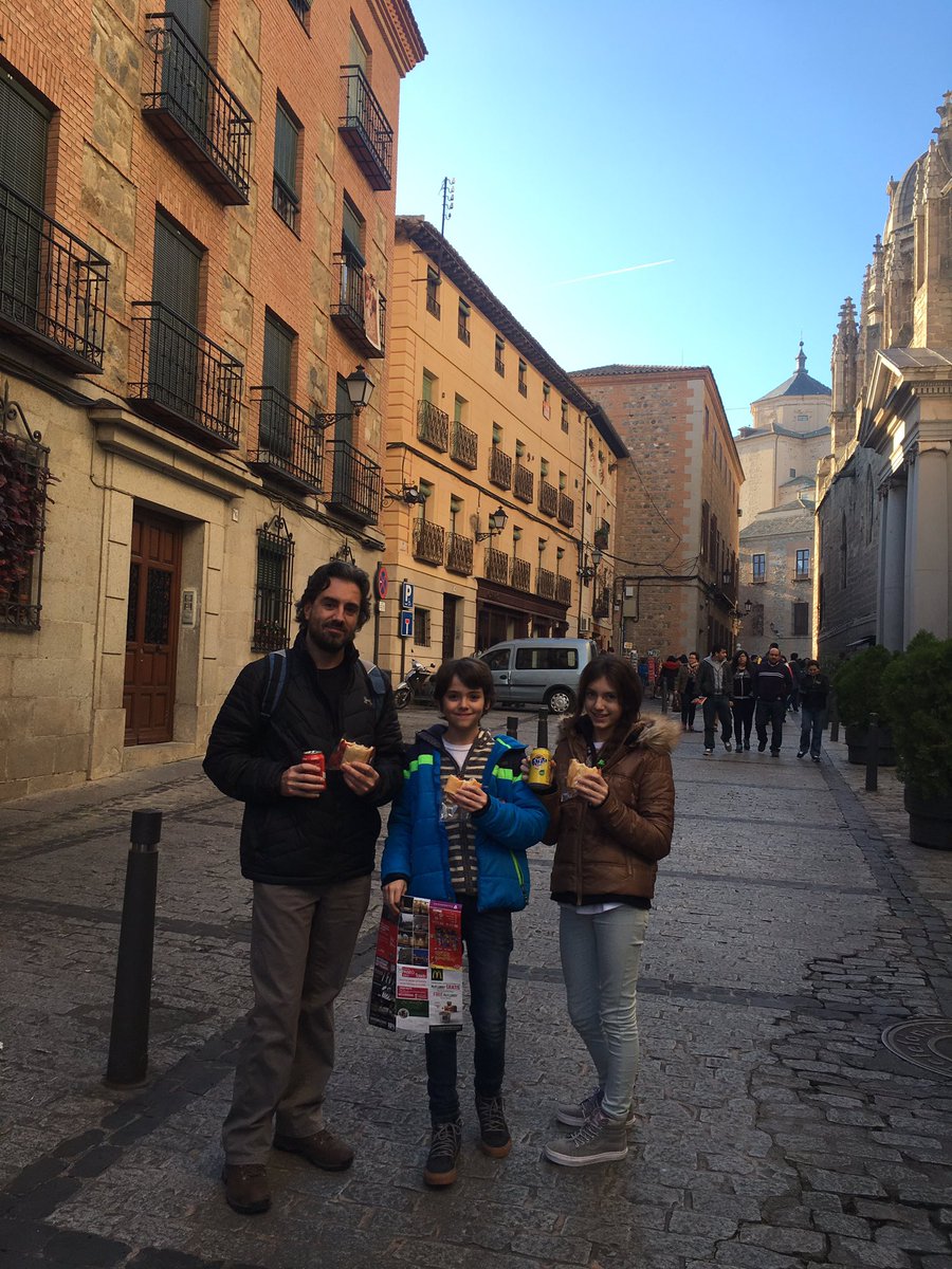 RamiroIanCid's tweet photo. Hola amigos desde mi segunda patria España 🇪🇸 les deseo feliz Navidad a todos aquí ya son las 9:50 pm que sean felices siempre 😘gracias https://t.co/WUv8dTwT2x