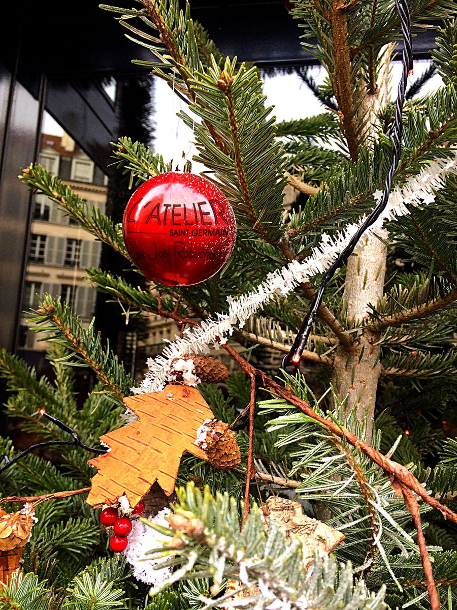 L'Atelier de Joël Robuchon Saint-Germain vous souhaite joyeux Noël! #joyeuxnoel #paris #christmas #joelrobuchon #famille #rouge