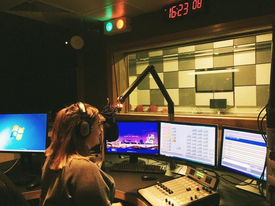 UWStudentGuide's tweet image. See yourself as the next @grimmers? Learn more from a current Radio &amp;amp; Production student, @clareovery! 📻  buff.ly/2igqoqT #ExploreUW