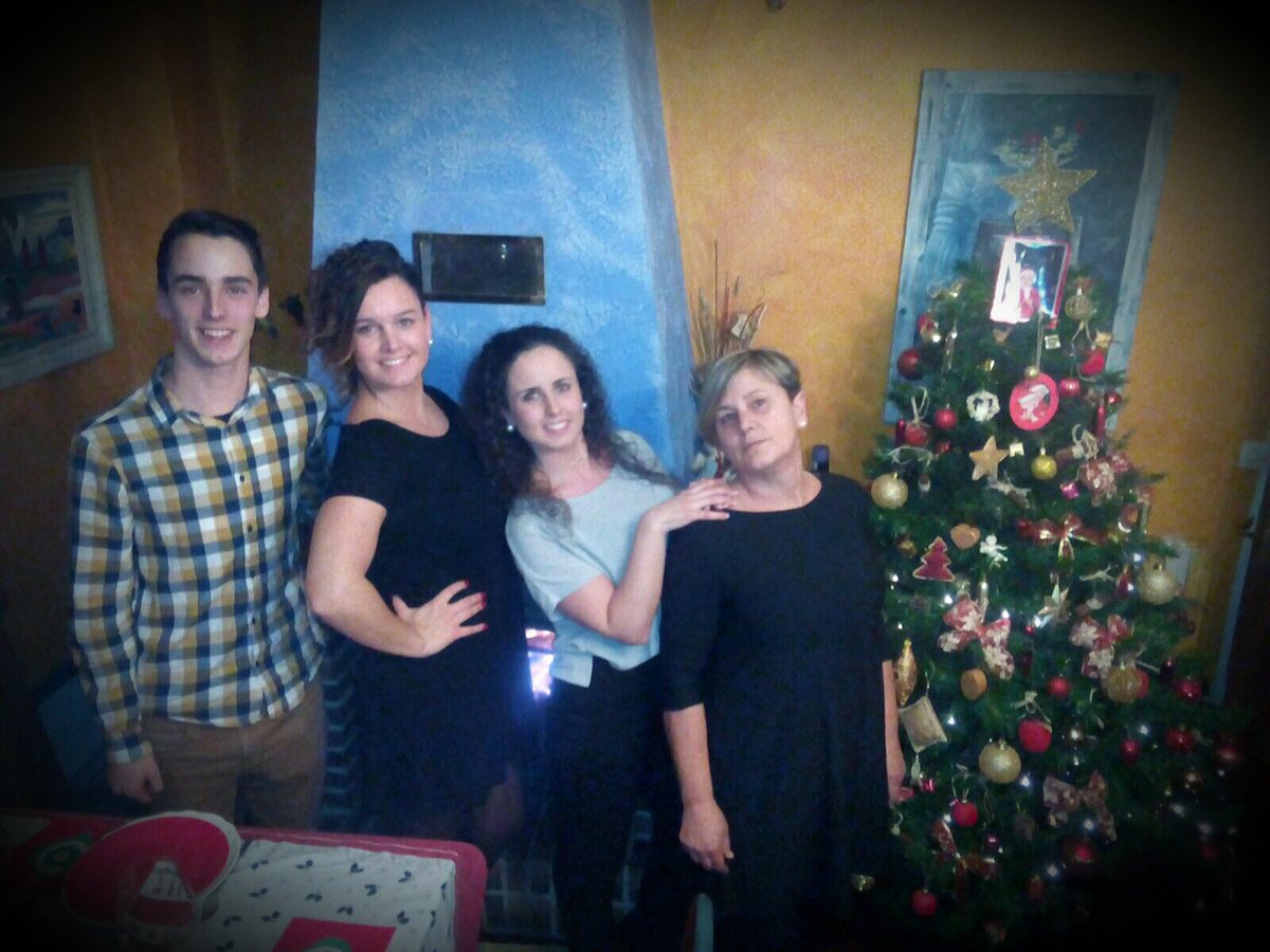 Mariatearce's tweet photo. Feliz Navidad .... !!!!😍 🎉🍹🎁🎉😍 https://t.co/MTBfPHlMrw